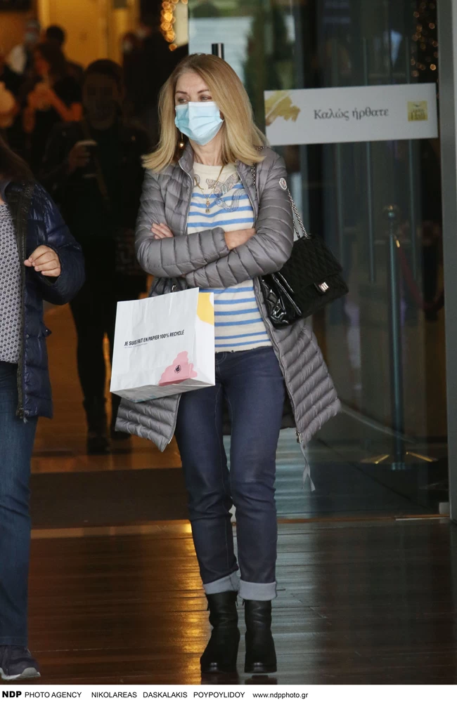 Έλλη Στάη: Σχεδόν άβαφη, με απλό casual look και puffer τζάκετ για χριστουγεννιάτικες αγορές
