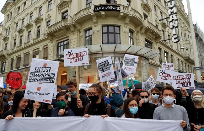 Πρωτοφανές αντιρατσιστικό ξέσπασμα στη Βιέννη με πάνω από 50.000 διαδηλωτές [εικόνες]