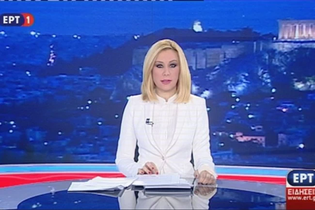 Αντριάνα Παρασκευοπούλου: Στιλάτη με μίνι denim φούστα και oversized λευκή ζακέτα