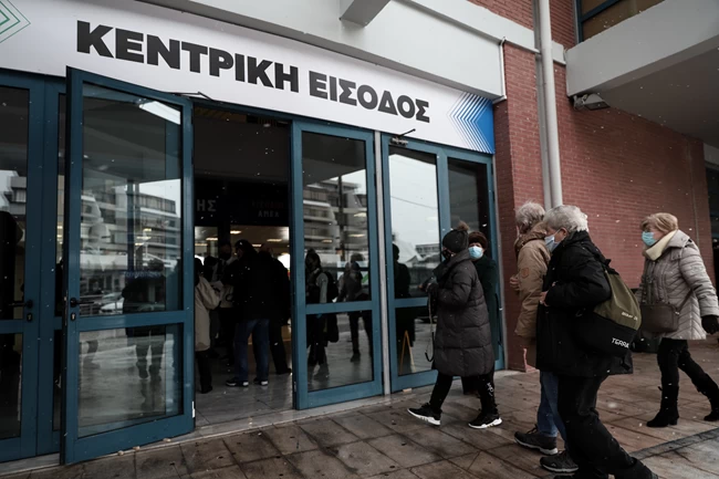 Εμβόλιο AstraZeneca: Τις επόμενες ώρες αποφασίζουν οι ειδικοί- Σκέψεις να τεθεί ηλικιακό όριο