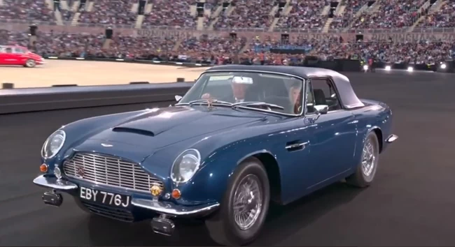 Εμφάνιση του Πρίγκιπα Κάρολου με vintage Aston Martin που κινείται με τυρί και κρασί - [Βιντεο]