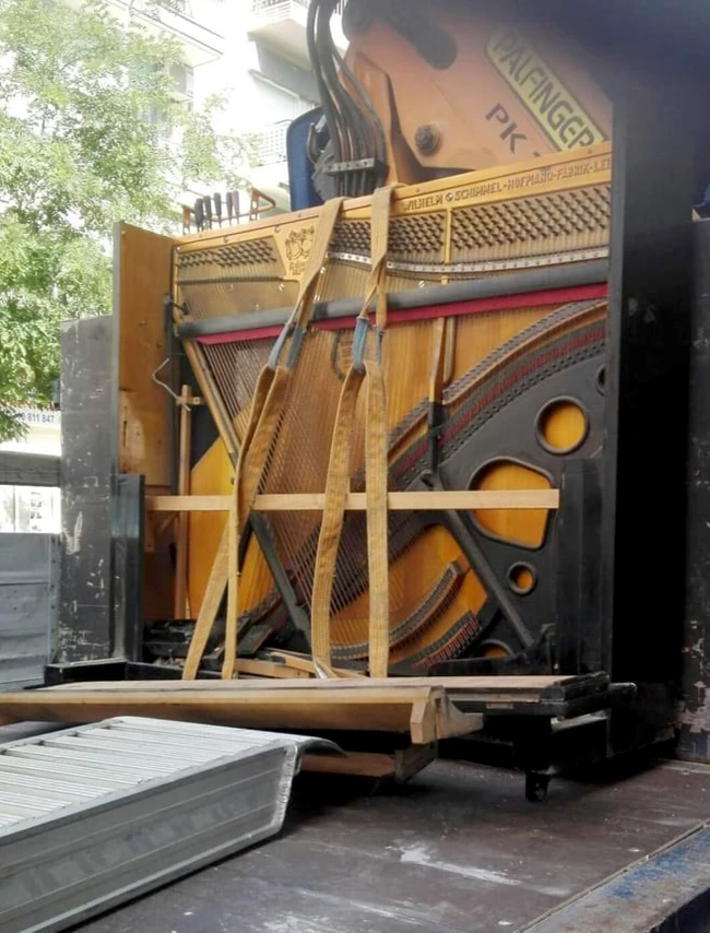 Ένας "θησαυρός" στα σκουπίδια: Πιάνο 100 ετών με χρυσά ελάσματα βρέθηκε διαλυμένο σε πεζοδρόμιο της Θεσσαλονίκης