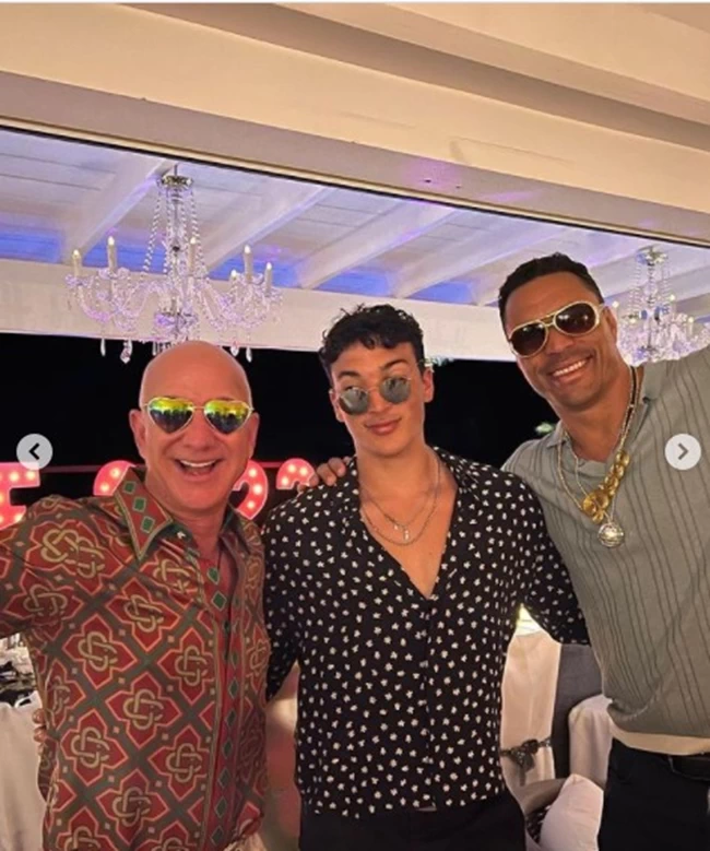 Ξεσαλώνει το twitter με το disco look του Τζέφ Μπέζος- Με κολλητό πουκάμισο και γυαλί καρδούλες...