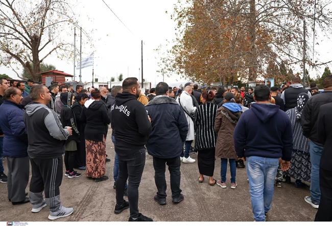 Σπαραγμός στον οικισμό Ρομά: Με τραγούδια έφτασε η σορός του 16χρονου Κώστα Φραγκούλη [βίντεο]