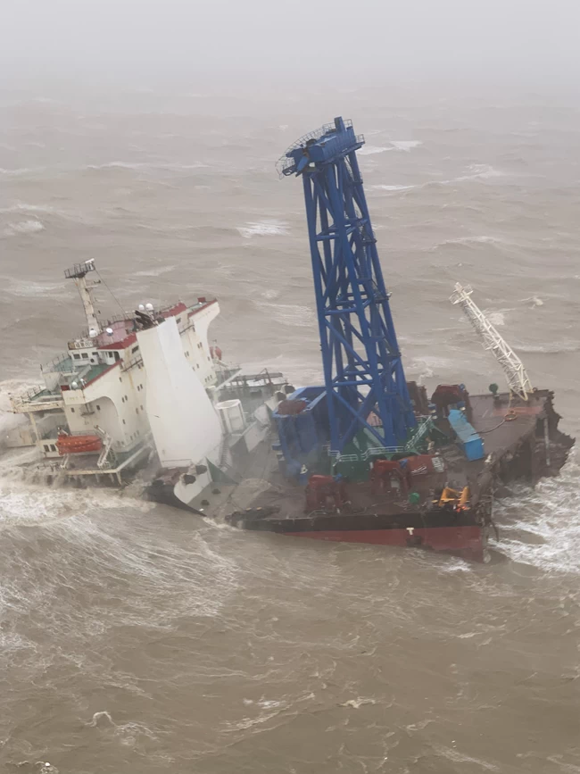 Θρίλερ στο Χονγκ Κονγκ: Πλοίο κόπηκε στα δύο από τροπική καταιγίδα - Αγνοούνται δεκάδες μέλη του πληρώματος [Βίντεο]