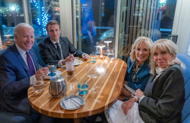 Χαλαροί σε ιταλικό εστιατόριο τα ζεύγη Μπάιντεν και Μακρόν - Απόψε το επίσημο δείπνο με 200 αστακούς στον Λευκό Οίκο