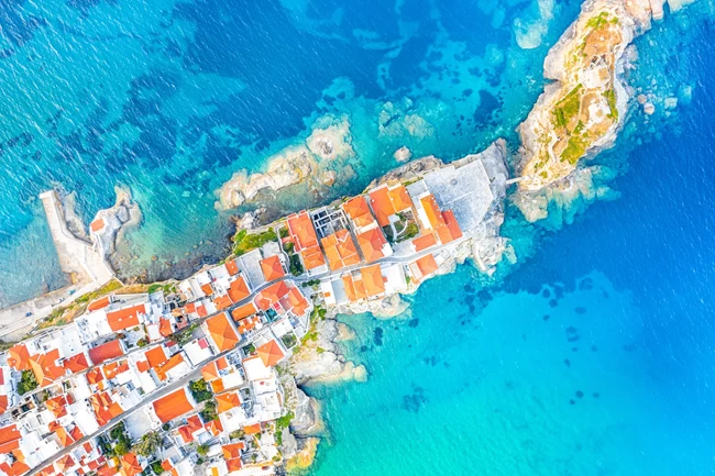 Το ελληνικό νησί όνειρο: Καταπράσινες κοιλάδες, γραφικά χωριουδάκια και νεοκλασικά παλάτια