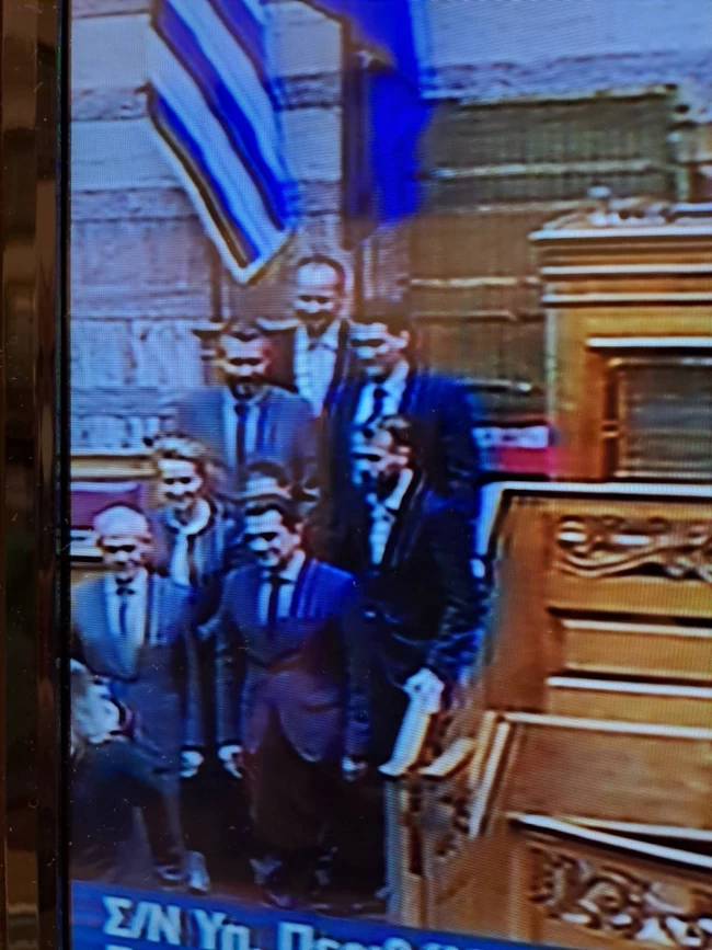 Αναμνηστικές πόζες και χαμόγελα Σκρέκα στη Βουλή μετά την ψήφιση του πολυνομοσχεδίου για το νερό - Σφύριξαν... λήξη