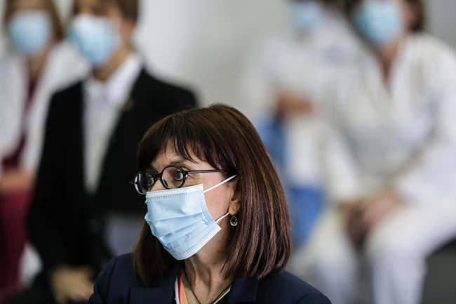 Η Πρόεδρος της Δημοκρατίας με μάσκα στον Ευαγγελισμό- Για να τιμήσει τους γιατρούς