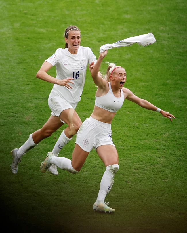 Η νέα "τρέλα" των Αγγλων με το γυναικείο ποδόσφαιρο- Φρενίτιδα με τις Λέαινες που πήραν το Euro, το μήνυμα της Ελισάβετ