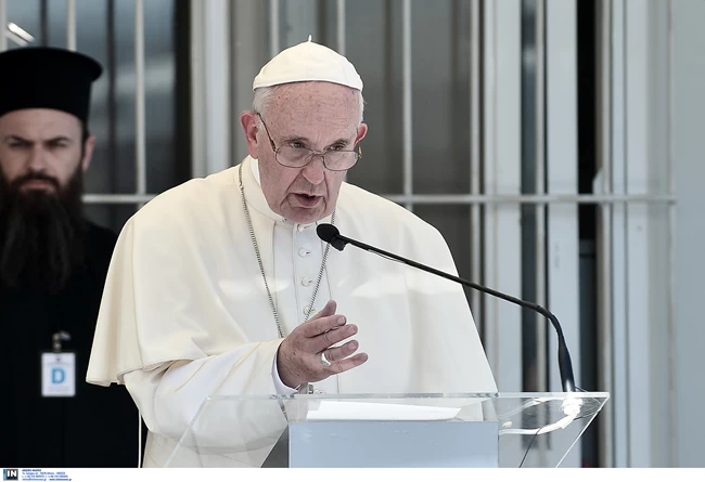 Ο Πάπας Φραγκίσκος ζητάει από τα ζευγάρια να μην κάνουν σεξ πριν από το γάμο