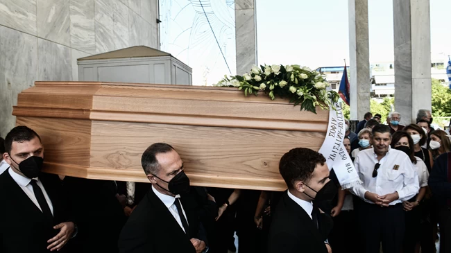 Τελευταίο αντίο στον Σταύρο Ψυχάρη - Η κηδεία του στο Α' Νεκροταφείο [εικόνες]