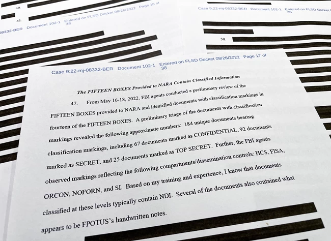 ΗΠΑ: Εξονυχιστική έρευνα στη βίλα του Τραμπ από το FBI - Βρήκαν 184 απόρρητα έγγραφα που είχε αφαιρέσει από τον Λευκό Οίκο αρχεια τραμπ