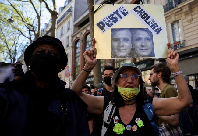Μαζικές διαδηλώσεις στη Γαλλία κατά της ακροδεξιάς αλλά και του Μακρόν - "Βαθιά αντιδημοκρατικές" λέει η Λε Πεν