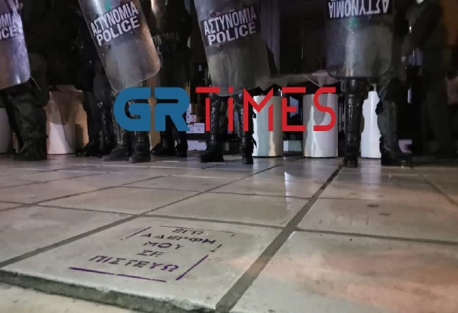 Βιασμός 24χρονης: Έξω από το "Αχίλλειον" εκατοντάδες διαδηλωτές - Συνθήματα και ΜΑΤ στην είσοδο του καφέ [Εικόνες]