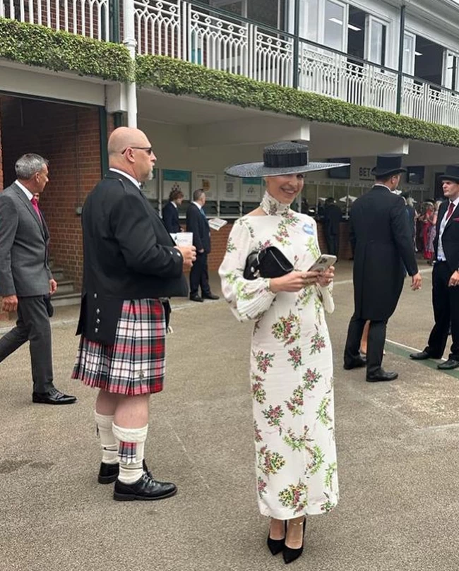 Σαν γαλαζοαίματες στο Royal Ascot η Ευγενία και η Ηλέκτρα Νιάρχου μαζί με τη low profile θεία τους με τη λατρεία στα άλογα