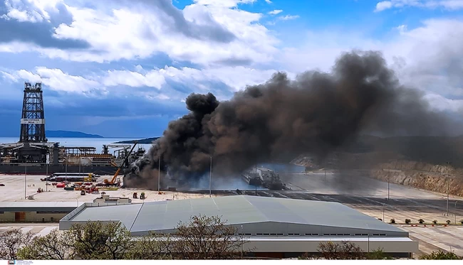 Euroferry Olympia: Αναζωπυρώθηκε η φωτιά μετά το άνοιγμα του καταπέλτη [εικόνες]