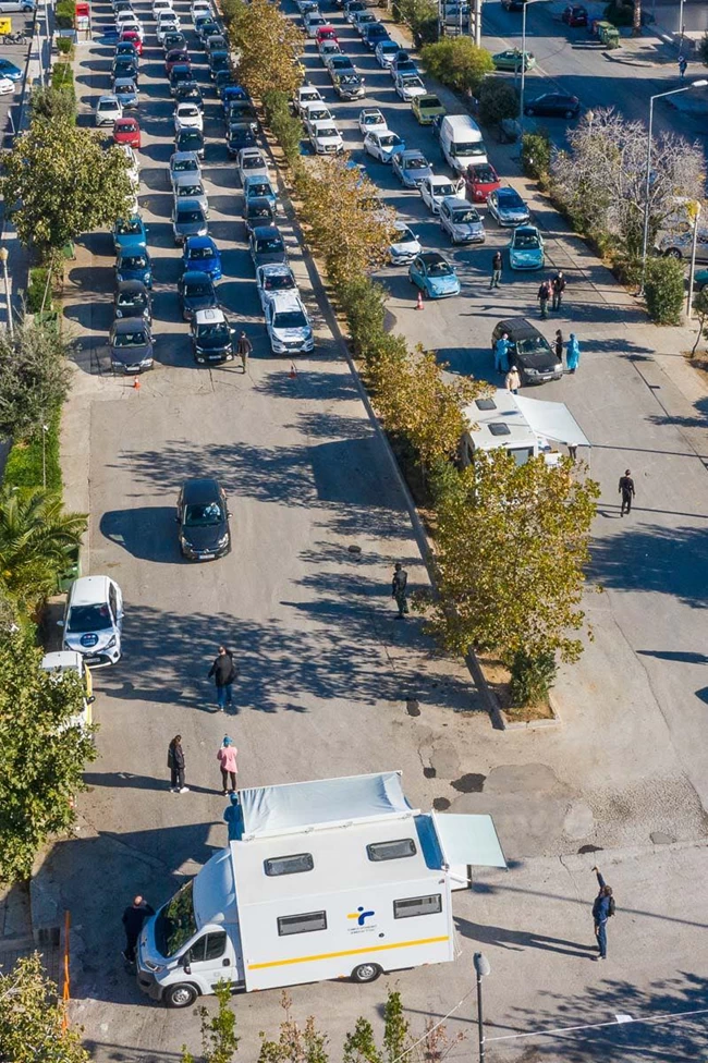 Ουρά αυτοκινήτων για rapid test