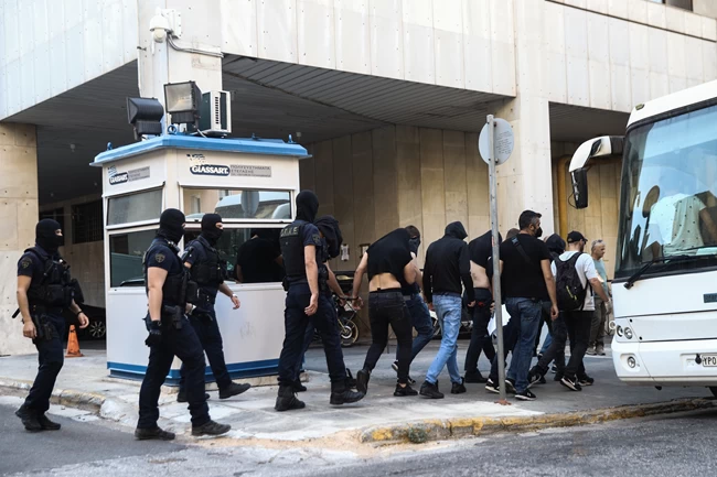 Νέα Φιλαδέλφεια: Στον εισαγγελέα υπό δρακόντεια μέτρα οι 94 χούλιγκαν - Αποδοκιμασίες και φωνές στην Ευελπίδων