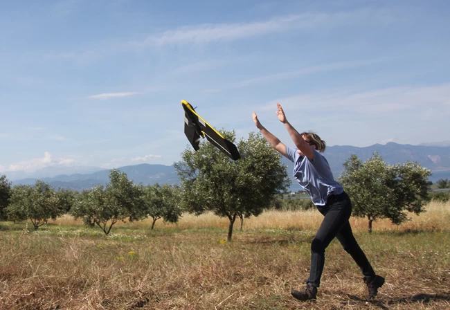 Είναι επίσημο: "Μας ψεκάζουν" στη Θεσσαλονίκη με drones, αλλά για τα κουνούπια