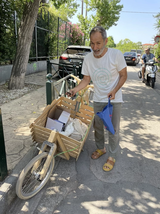 Ψήφισε στην Κηφισιά ο Πολ Ευμορφίδης: Με ποδήλατο μοίραζε... καρδούλες και σταυρουδάκια στον κόσμο [εικόνες]