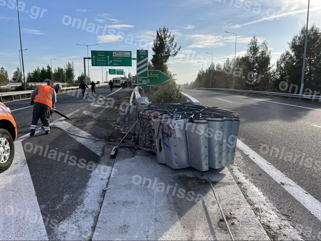 Λάρισα: Ανατροπή βυτιοφόρου με επικίνδυνο εύφλεκτο υλικό - Διακοπή κυκλοφορίας στην Ε.Ο Αθήνας - Θεσσαλονίκης