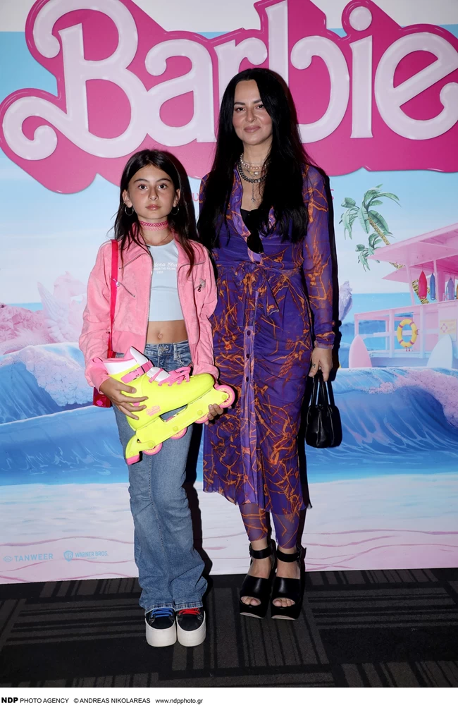 Ζενεβιέβ Μαζαρί: Σε πρεμιέρα με τη stylish κόρη της – Το μοδάτο look της Ροζαλίας με cropped top και δίπατα σνίκερς