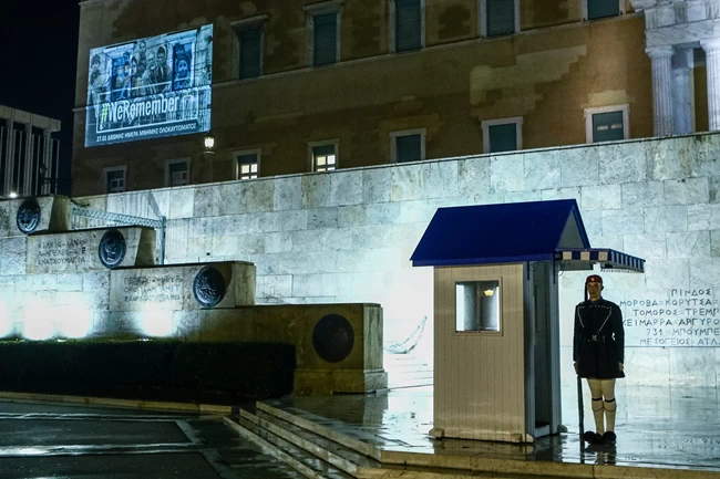 "We remember": Η Βουλή φωταγωγήθηκε για την Ημέρα Μνήμης των θυμάτων του Ολοκαυτώματος