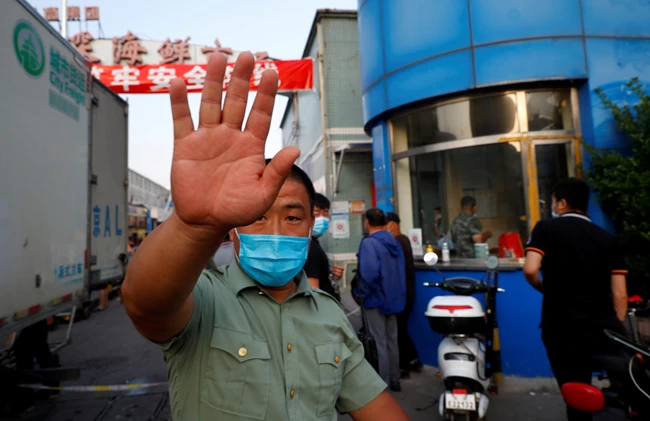 Κορονοϊός: Συναγερμός στην Κίνα - Lockdown στην κεντρική αγορά του Πεκίνου, σε καραντίνα 11 συνοικίες