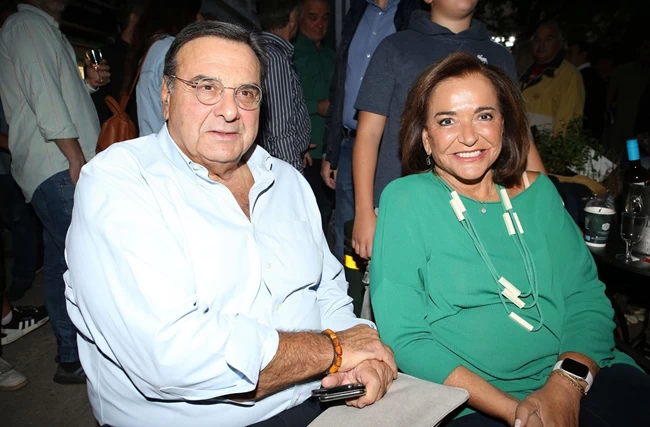 Η σπάνια δημόσια εμφάνιση της Ντόρας Μπακογιάννη με τον σύζυγό της - Στην τελευταία προεκλογική ομιλία του γιου της