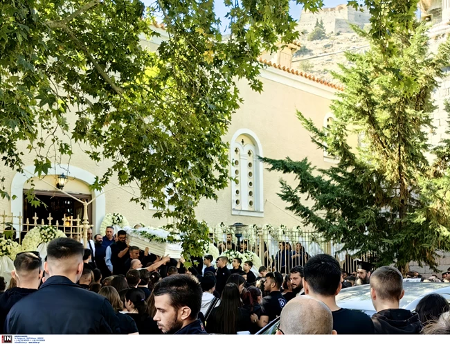 Πένθος στο Ναύπλιο: Συντετριμμένοι οι γονείς στην κηδεία του 14χρονου - Εκατοντάδες μαθητές δίπλα από το λευκό φέρετρο ΝΑΥΠΛΙΟ ΚΗΔΕΙΑ 14ΧΡΟΝΟΥ