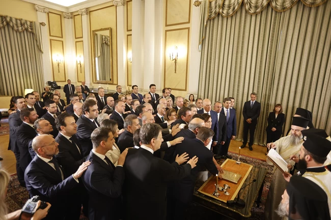 Τα λευκά, τα μαυρόασπρα και οι ψηλοτάκουνες γόβες: Οι γυναίκες που ορκίστηκαν υπουργοί με στιλ αλλά και παρόμοιες εμφανίσεις
