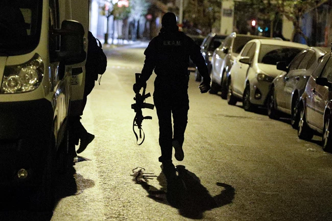 Εφοδος της Αντιτρομοκρατικής στα Εξάρχεια: Τρεις προσαγωγές για τους βομβιστές του Εδιμβούργου