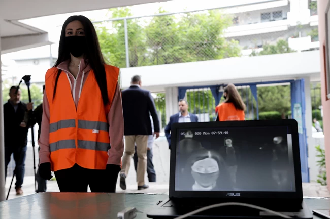 Επιστροφή στα σχολεία αλλά με μειωμένη προσέλευση - Σκληρή κόντρα για τις κάμερες στην τάξη