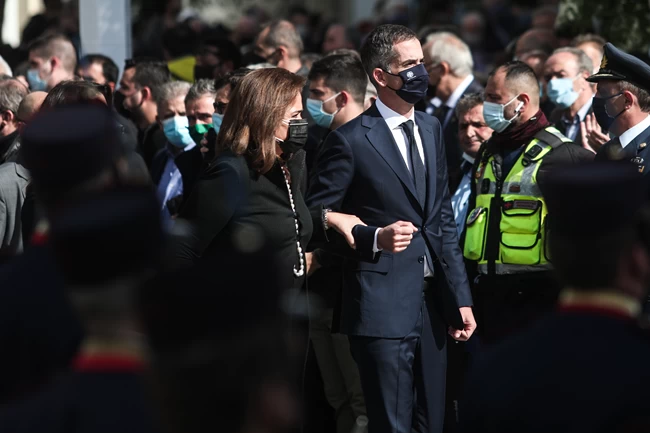 Κηδεία Φώφης Γεννηματά: Χειροκροτούμενη η Ντόρα Μπακογιάννη με μπαστούνι - Μαζί της ο Κώστας και η Αλεξία