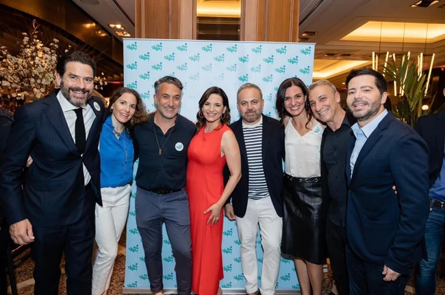 Όλγα Κεφαλογιάννη: Το πάρτι έκπληξη, η εμφάνιση με κόκκινο αμάνικο φόρεμα και οι δύο κούκλες αδελφές της