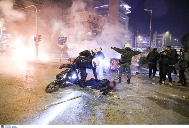 Ν. Σμύρνη - Συγκλονίζουν τα πρώτα λόγια του τραυματία αστυνομικού: "Με χτυπούσαν με σιδερόβεργες στο κεφάλι"