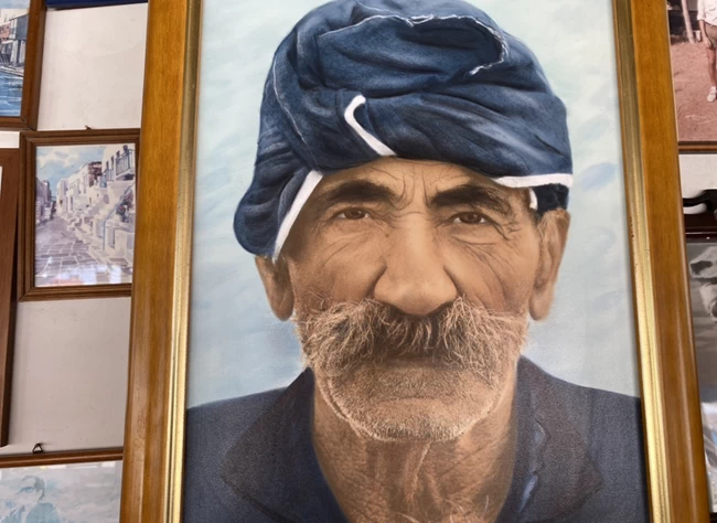Ο Μανώλας της Ψερίμου με το παχύ μουστάκι: Η ιστορία του διάσημου καρτ ποστάλ που ταξίδεψε την Ελλάδα σε όλο τον κόσμο