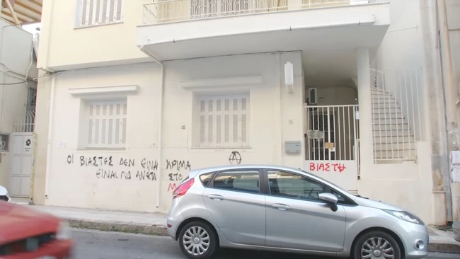 Βιασμός 12χρονης στον Κολωνό: Συνθήματα έξω από το ιατρείο του δερματολόγου – "Ρίχτηκε στην εγγονή της ξαδέρφης μου"