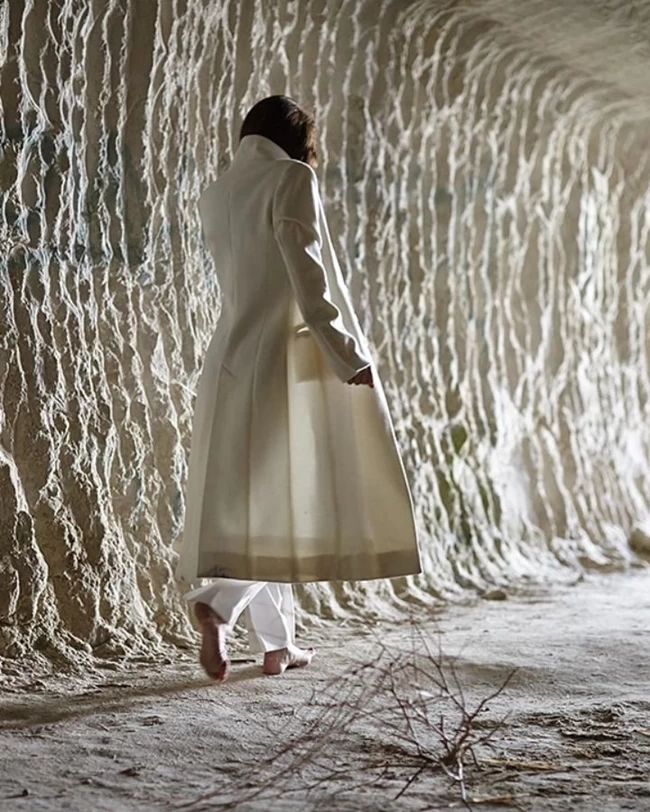 Το topless total white της Μαρίνας Καλογήρου: Ποζάρει φορώντας μόνο ένα ψηλόμεσο παντελόνι και το παλτό της