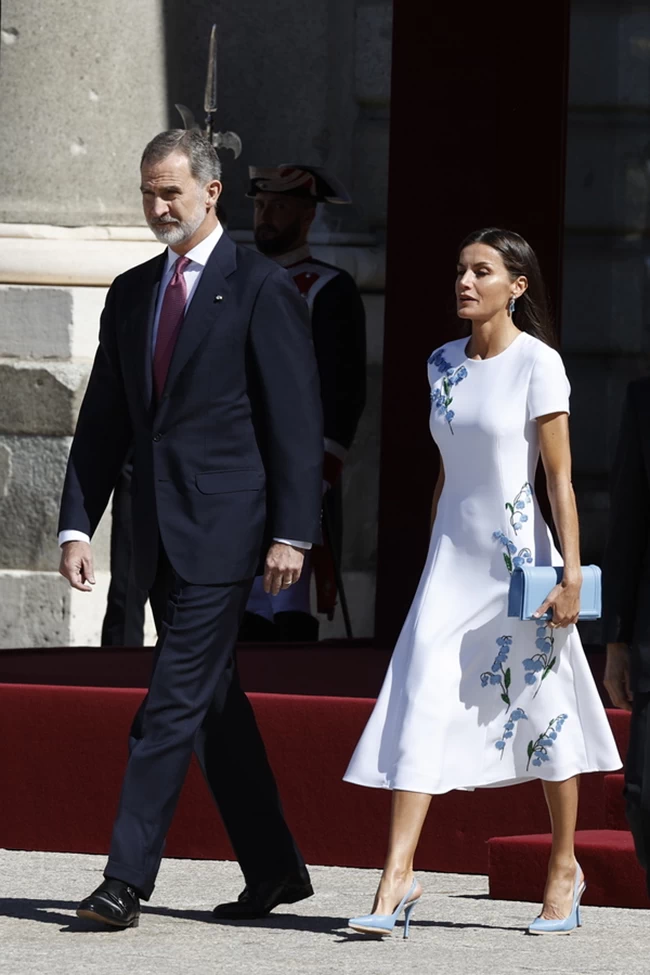 Θεαματική η βασίλισσα Λετίσια: Το γοργονέ δαντελένιο φόρεμα και η λεπτομέρεια που έκανε τη διαφορά