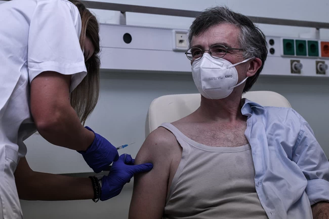 Έκανε το εμβόλιο για τον κορονοϊό και ο Σωτήρης Τσιόδρας - "Ήρθε η στιγμή που περιμέναμε" τα πρώτα λόγια του