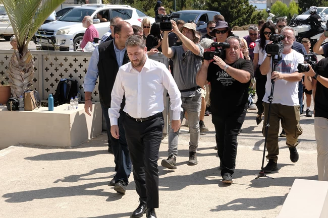 Στην κηδεία του Αντώνη Καργιώτη ο Ανδρουλάκης: Να μη γίνει η κοινωνία μας μια ζούγκλα βιαιότητας και διαφθοράς