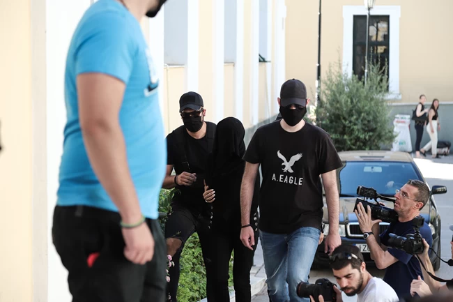 Επίθεση με βιτριόλι: Προφυλακίστηκε η 35χρονη - Δεν είπε λέξη στον ανακριτή