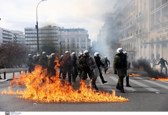 επεισόδια στο Σύνταγμα στην πορεία για τα Τέμπη