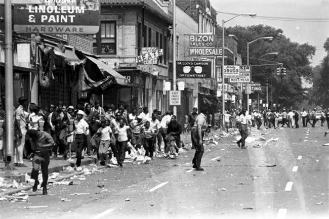 Από την αιματηρή εξέγερση του Ντιτρόιτ του 1967 στην Αμερική των ταραχών του 2020 [εικόνες]