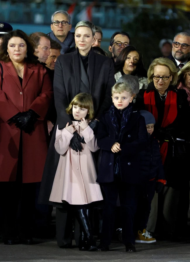 Δυσάρεστα για τη Σαρλίν: Ο διασυρμός από ιερέα που κατηγορείται για παιδική πορνογραφία και ο κίνδυνος για τα δίδυμα
