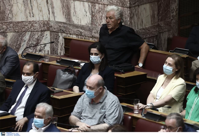 Βουλή: Όλοι με μάσκα λόγω κορονοϊού εκτός από τον "επαναστάτη" Παπαχριστόπουλο