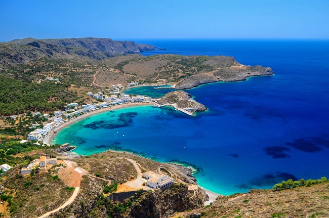 Το νησί "μαγεία" με τους καταρράκτες, τις παραλίες-διαμάντια και τα ενετικά κάστρα που σε ταξιδεύουν σε άλλη εποχή