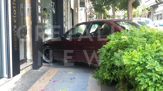 αυτοκίνητο έπεσε σε κατάστημα